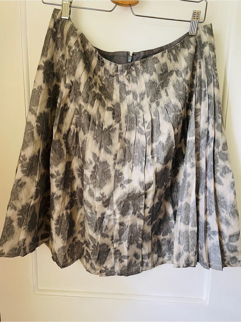 Liz Claiborne Gray Floral Pleated Blouse